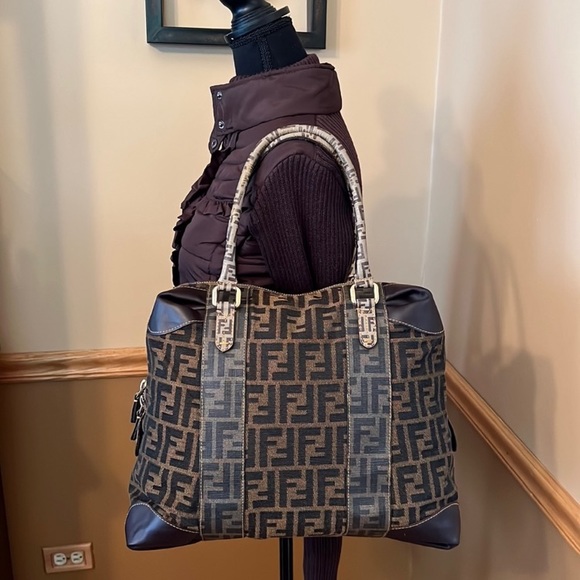 💯 % authentic Fendi shoulder/ totes bag - Picture 1 of 16